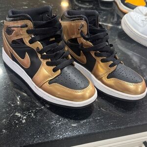 Nike Kids Sneakers in Black and Gold